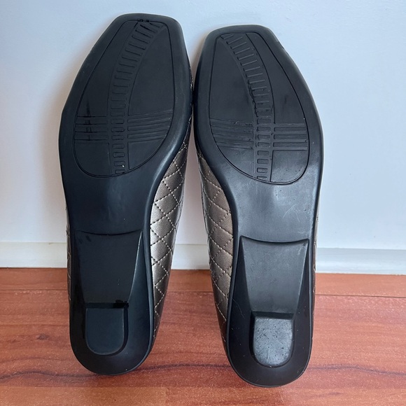 TRADITION Metallic Ballet Bow Flats. - Picture 3 of 12